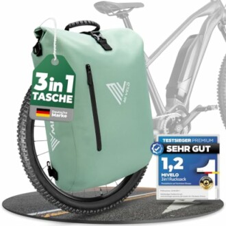 Grüne Fahrradtasche auf Fahrradreifen.