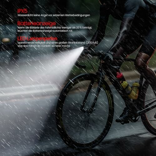 Fahrradfahrer im Regen mit hellem Scheinwerfer