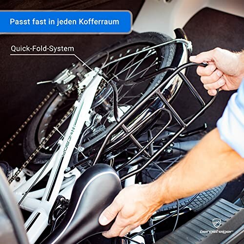 Zusammenklappbares Fahrrad im Kofferraum eines Autos.